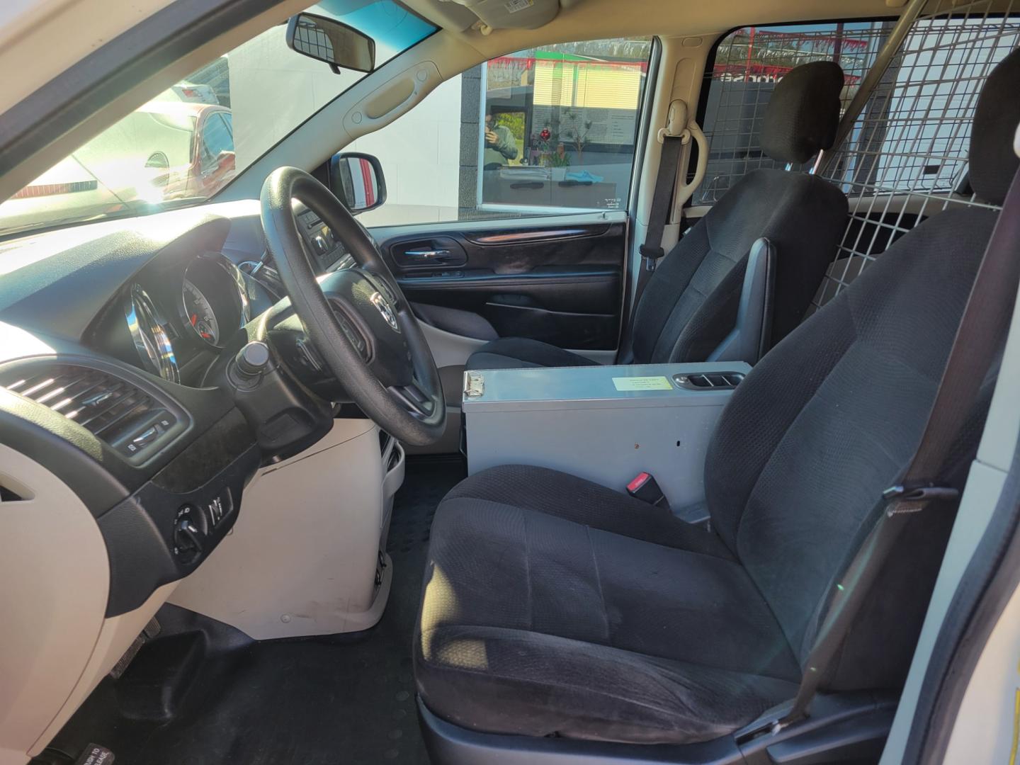 2013 WHITE Dodge Cargo Van Base (2C4JRGAG7DR) with an 3.6L V6 DOHC 24V engine, 4-Speed Automatic transmission, located at 503 West Court, Seguin, TX, 78155, (830) 379-3373, 29.568621, -97.969803 - 2013 Dodge Cargo Van Base with a 3.6L V6 DOHC 24V, Automatic, Tilt, Cruise, CD/AUX Stereo, Power Windows, Locks and Side Mirrors, Dual Climate Control, Tinted Windows, Custom Vinyl Paneled Flooring, Built in Rear Shelving, Cage Divider, Rear Wiper, Rear Defroster and more!! - Photo#4